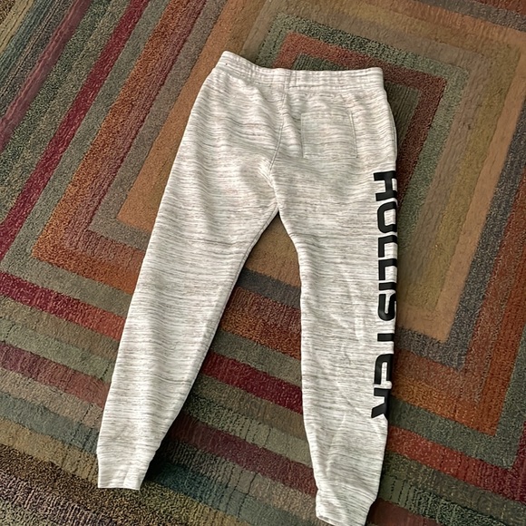 Holister joggers, men small, good condition gently used, cotton material. - Picture 2 of 3